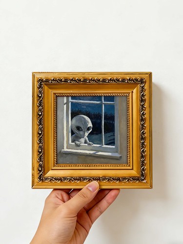 Alien schaut durch fenster - durch,