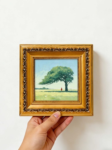 Einsamer baum auf schlichtem - einsamer,